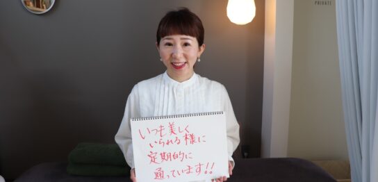 美容鍼灸のレビューをする40代女性