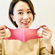 マスクを外して笑顔になる女性