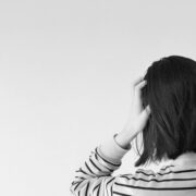 不安で頭を抱える女性