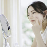 肌トラブルを抱える女性